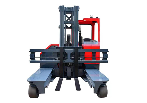 Yan yükleyicilere kıyasla çok yönlü forkliftlerin avantajları nelerdir?