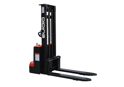 In che modo uno stacker di pallet a 3 vie può farti risparmiare tempo e denaro?